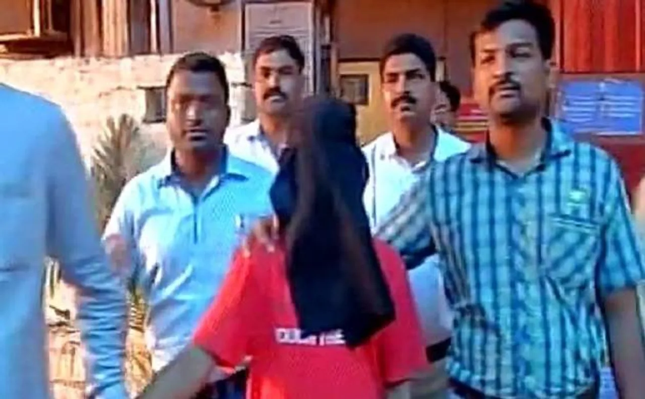 मुंबई के सीएसटी रेलवे स्टेशन पर महिला को देख अश्लील हरकत करने वाला हिरासत में