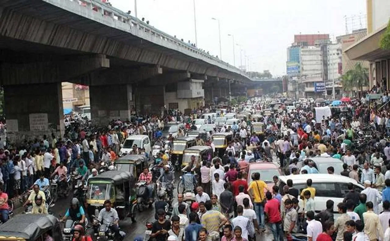 कपड़े पर GST के विरोध में सूरत में कारोबारियों ने निकाला 'मूक मार्च', लाखों लोग हुए शामिल
