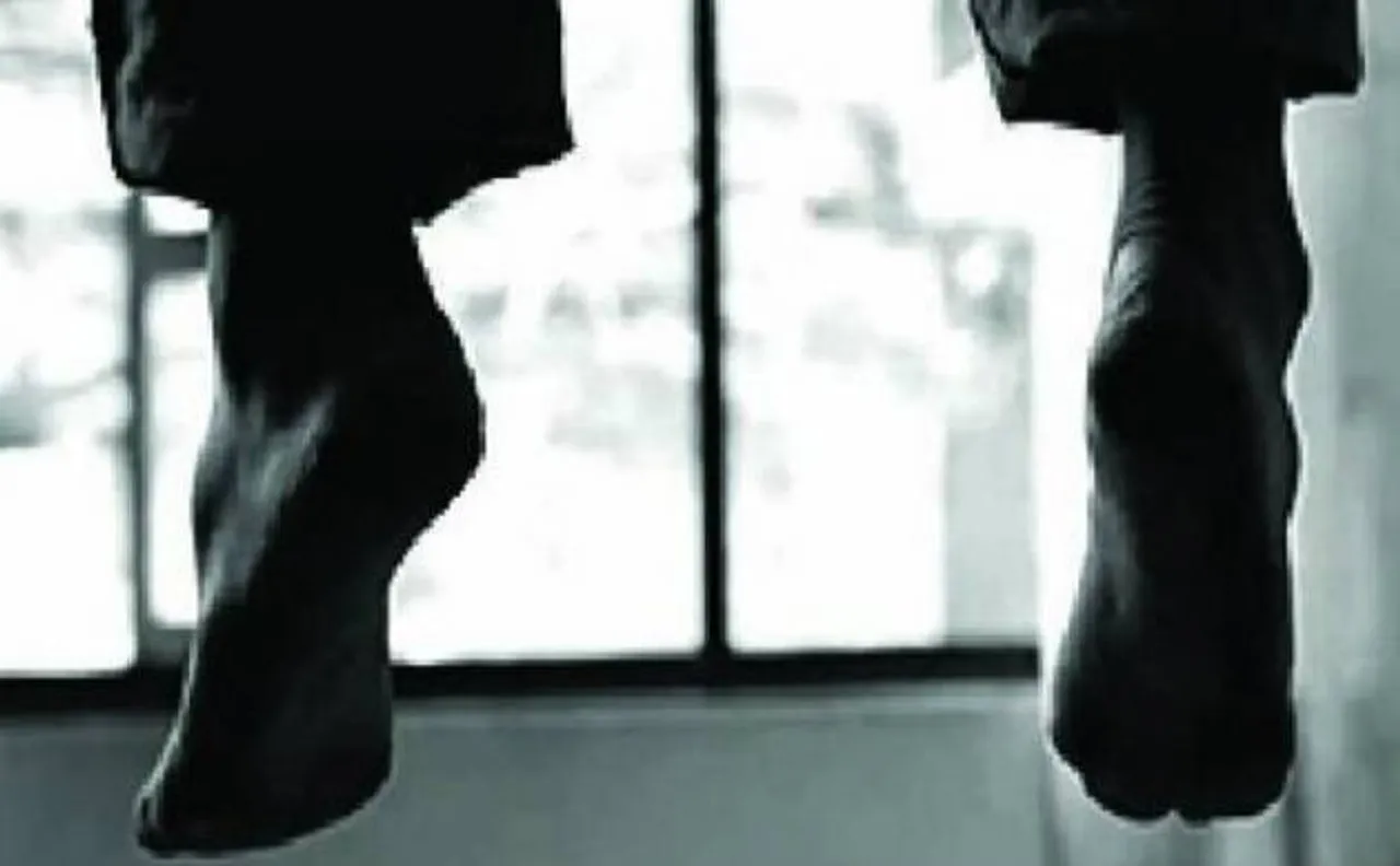 दिल्ली: चेकआउट नहीं किया तो होटल स्टाफ ने खोला रूम, पंखे से लटकी मिली युवक-युवती की लाश