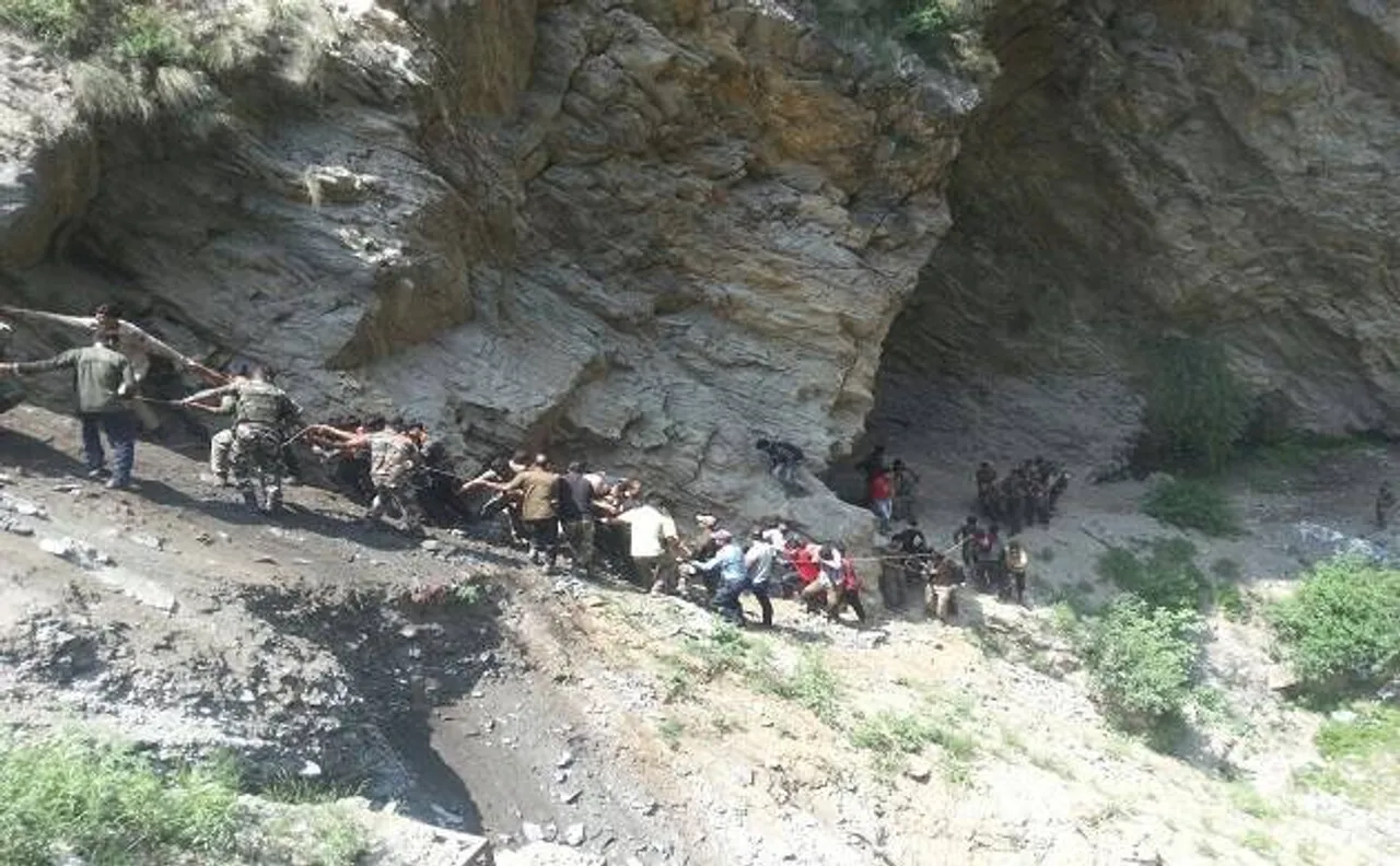 अमरनाथ यात्रियों को ले जा रही बस खाई में गिरी, 16 की मौत, 35 श्रद्धालु घायल