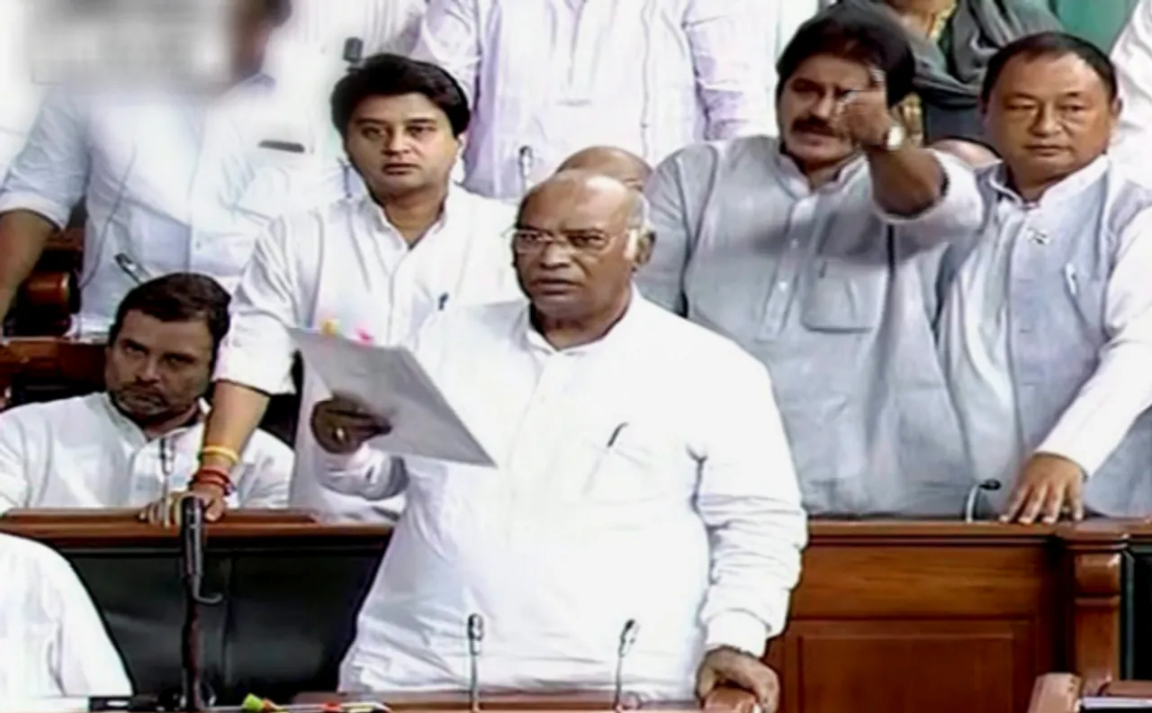 किसानों की दुर्दशा पर विपक्ष ने की बहस की मांग, स्पीकर नहीं माने तो लोकसभा से वॉकआउट