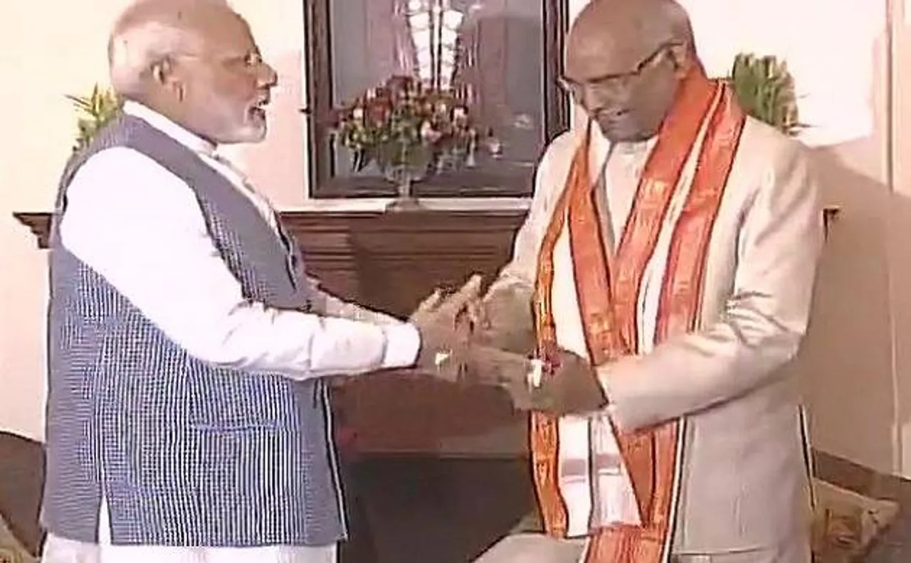 राष्ट्रपति चुनाव परिणाम: रामनाथ कोविंद को बधाई देने पहुंचे पीएम मोदी, फूल और किताब की भेंट