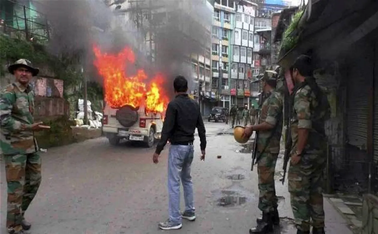 गोरखालैंड आंदोलन: दार्जिलिंग में फिर भड़की हिंसा, GJM समर्थकों पुलिस वाहन और कम्युनिटी सेंटर को लगाई आग