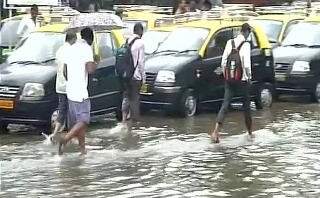 मुंबई में भारी बारिश से जनजीवन अस्त-व्यस्त, कई इलाकों में लगा भीषण जाम