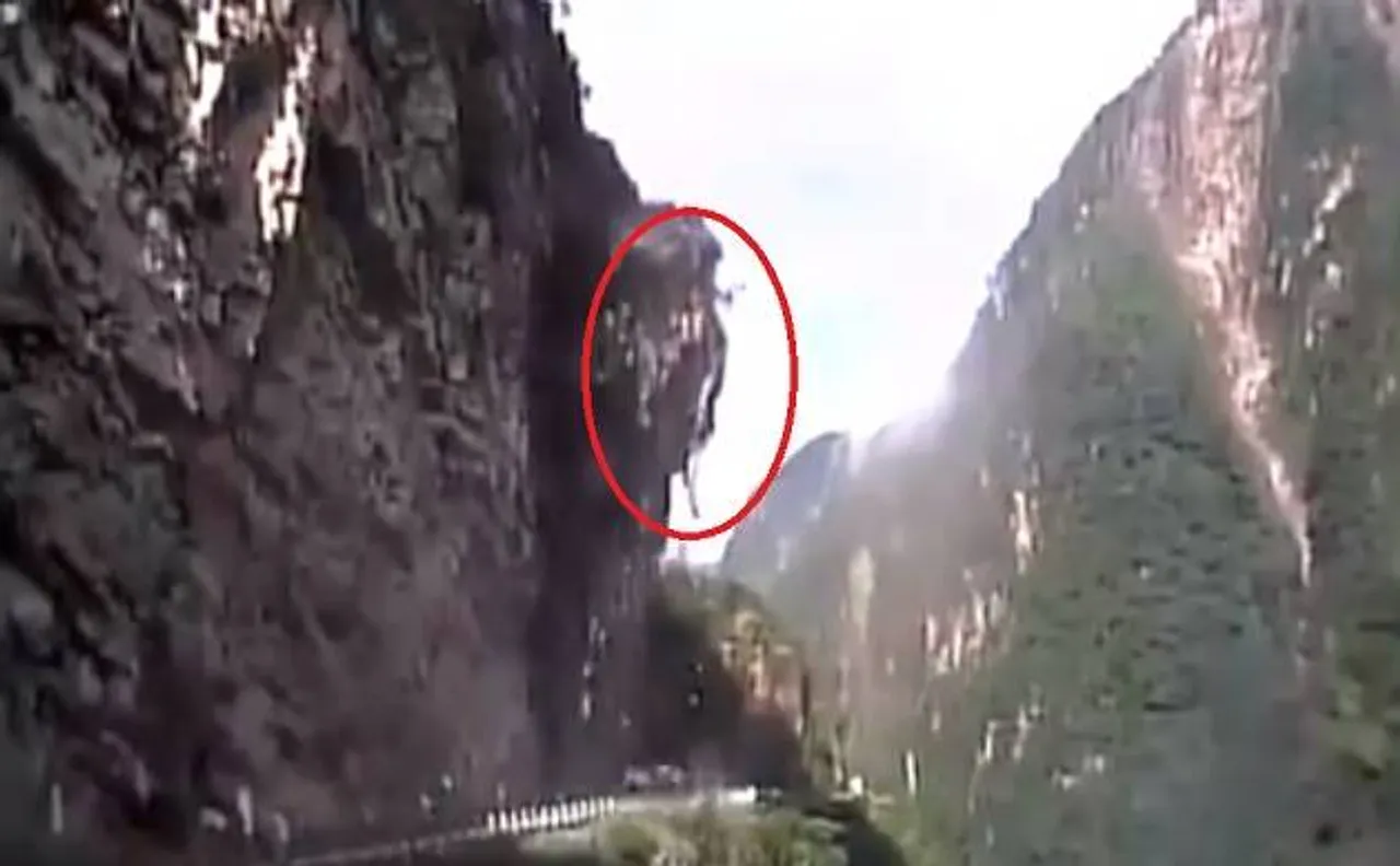 VIDEO: हिमाचल प्रदेश में रास्ते पर टूटकर गिरा पहाड़, जाम हुआ एनएच 21