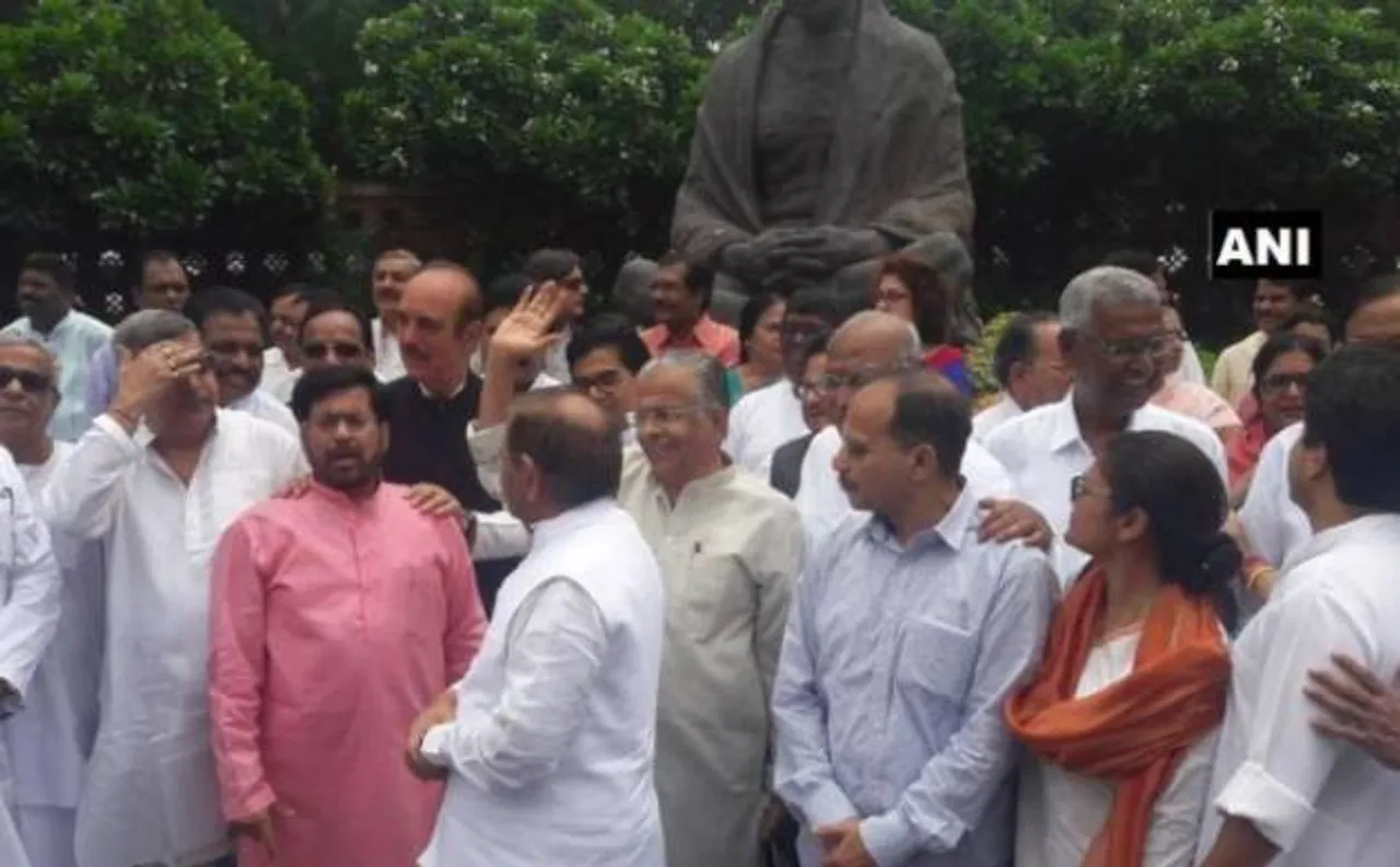 कांग्रेस ने की सांसदों का निलंबन वापस लेने की अपील, स्पीकर पर लगाया सरकार के दबाव में काम करने का आरोप