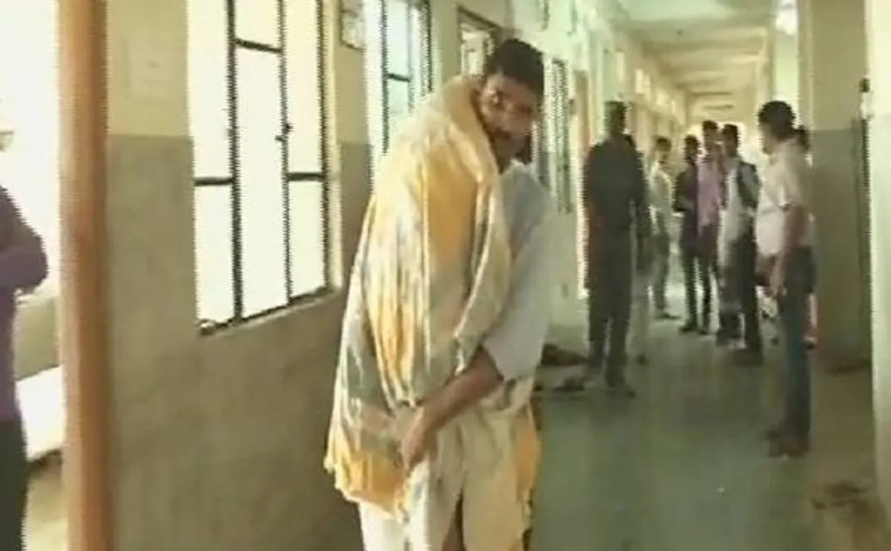 बिहार: हॉस्पिटल में पिता ने बेटे के शव को कंधे पर ढोया, नहीं मिली हॉस्पिटल से एंबुलेंस