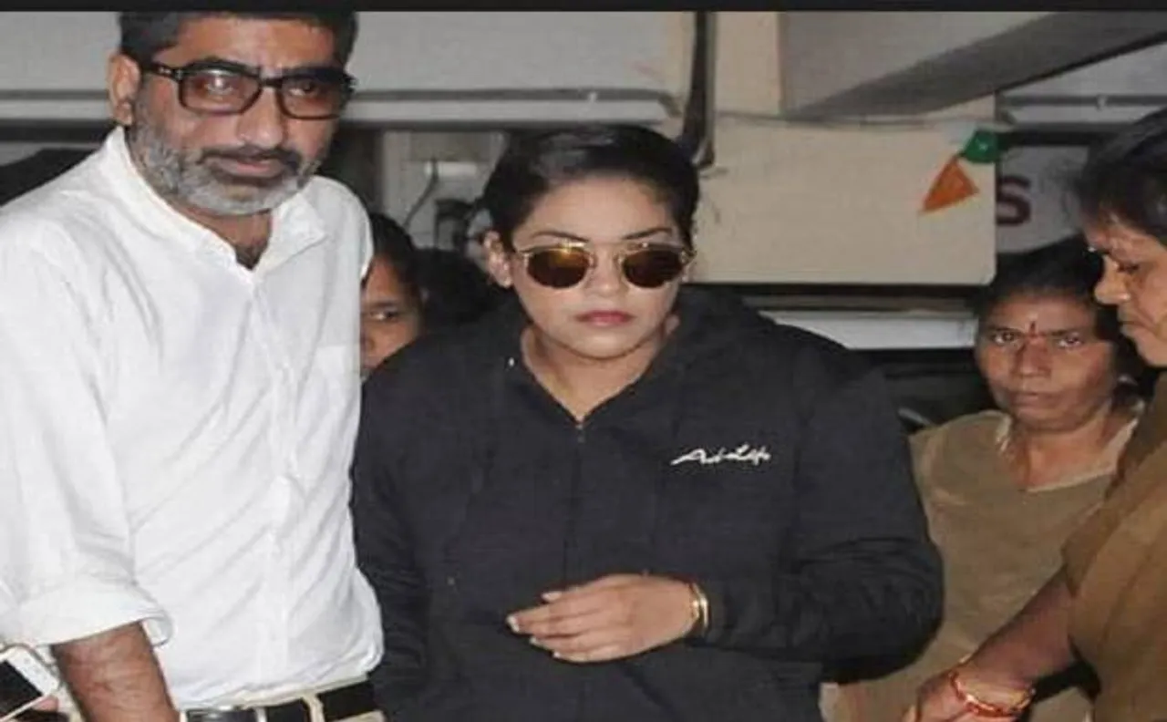 तेलुगु 'बिग बॉस' कंटेस्टेंट मुमैथ खान ड्रग रैकेट मामले में एसआईटी के सामने पेश