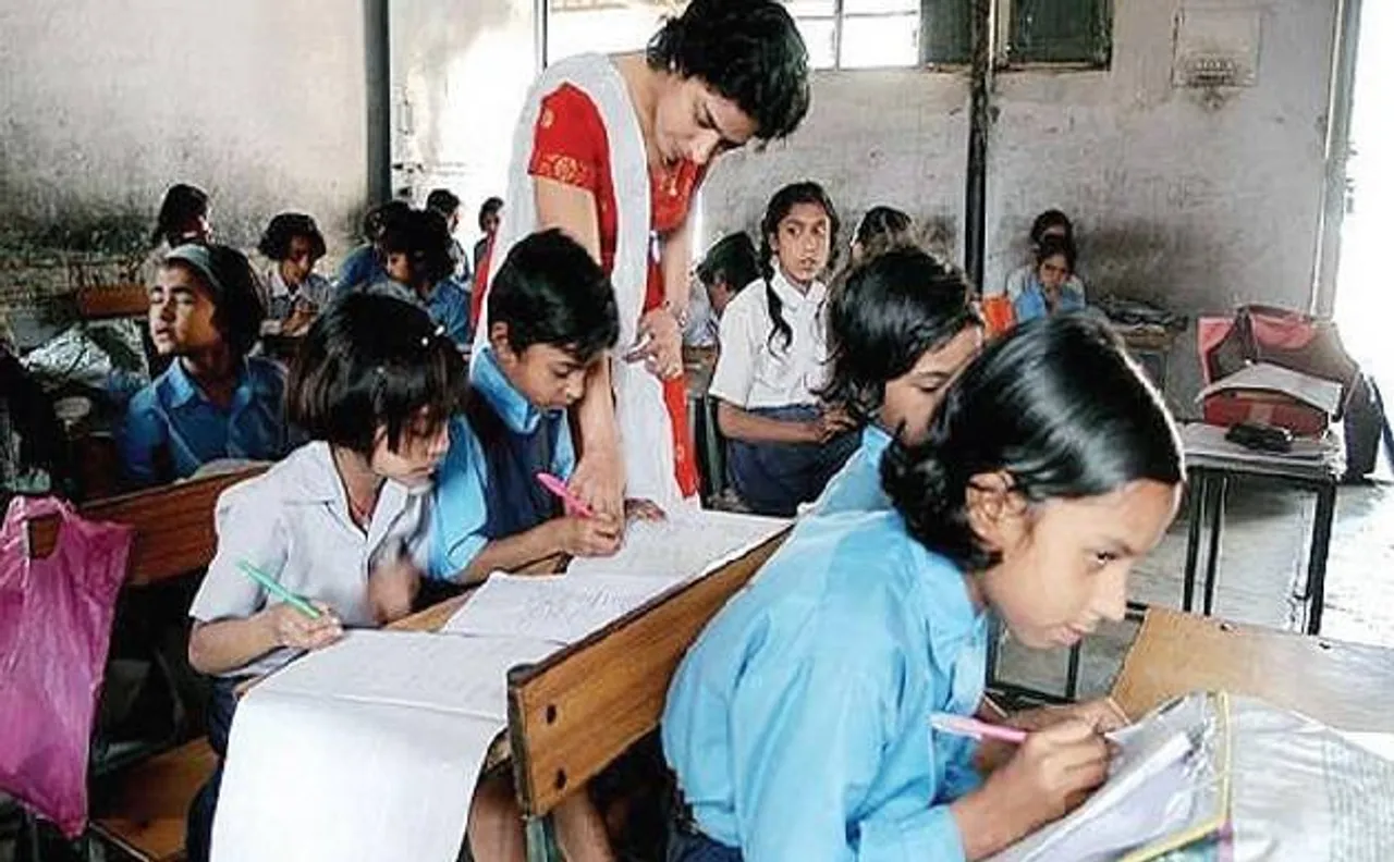 सुप्रीम कोर्ट के फैसले से नाराज़ शिक्षा मित्र, यूपी सरकार ने जताई सांत्वना, कहा- धैर्य रखें
