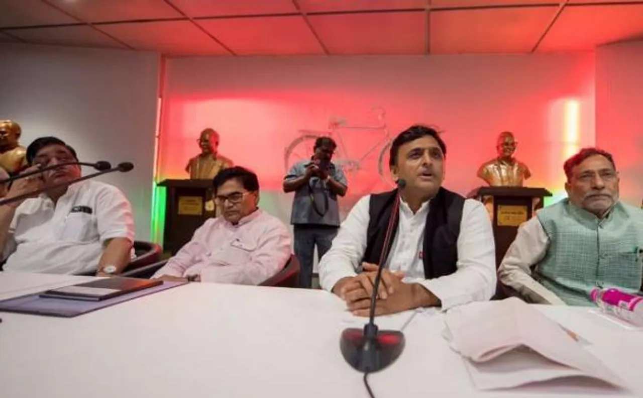 बीजेपी के सहयोग से नीतीश बने सीएम, अखिलेश बोले- ना ना करते प्यार तुम्हीं से कर बैठे