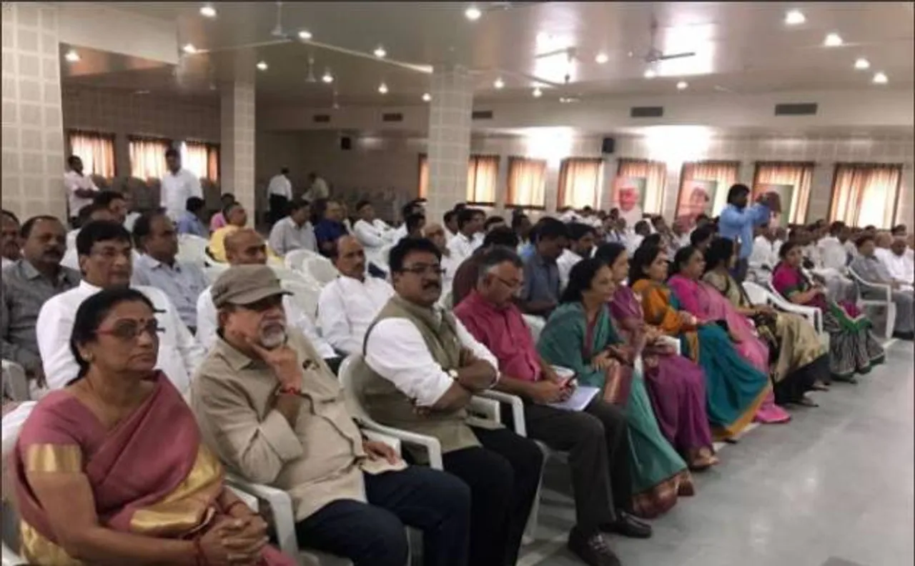 ताबड़तोड़ इस्तीफे से घबराई कांग्रेस, गुजरात से बेंगलुरू भेजे गए पार्टी के सभी विधायक