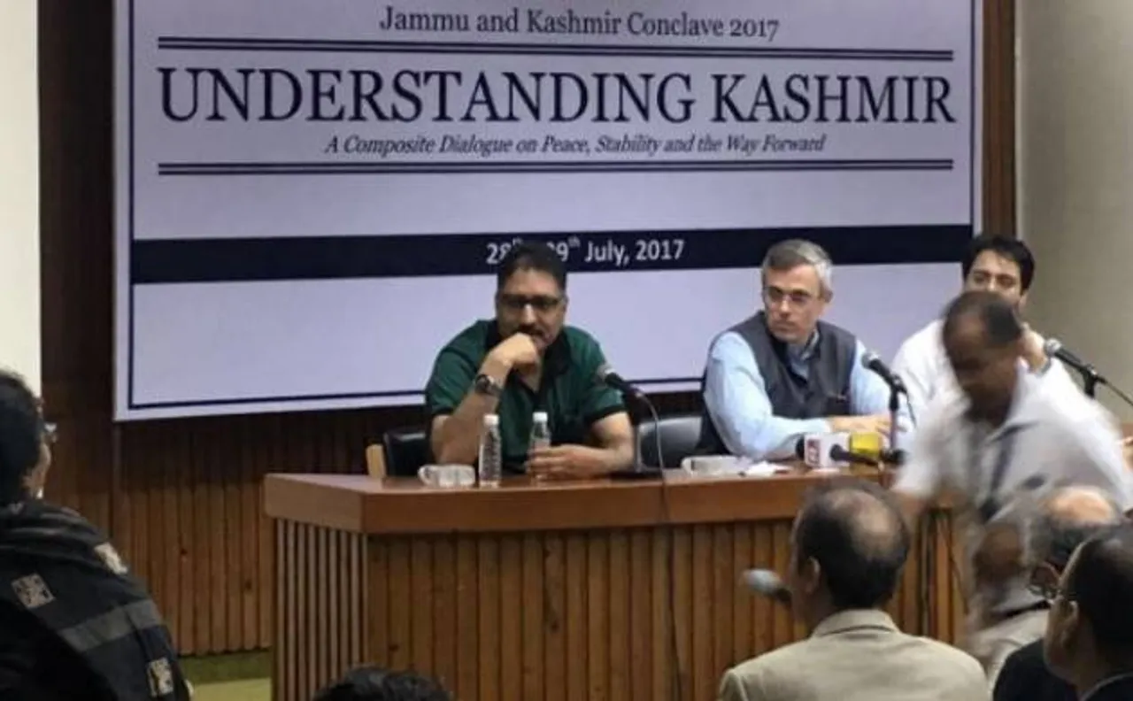 उमर अब्दुल्ला ने कहा, जम्मू-कश्मीर के विशेष दर्जे पर बहस 'आग से खेलने' जैसा