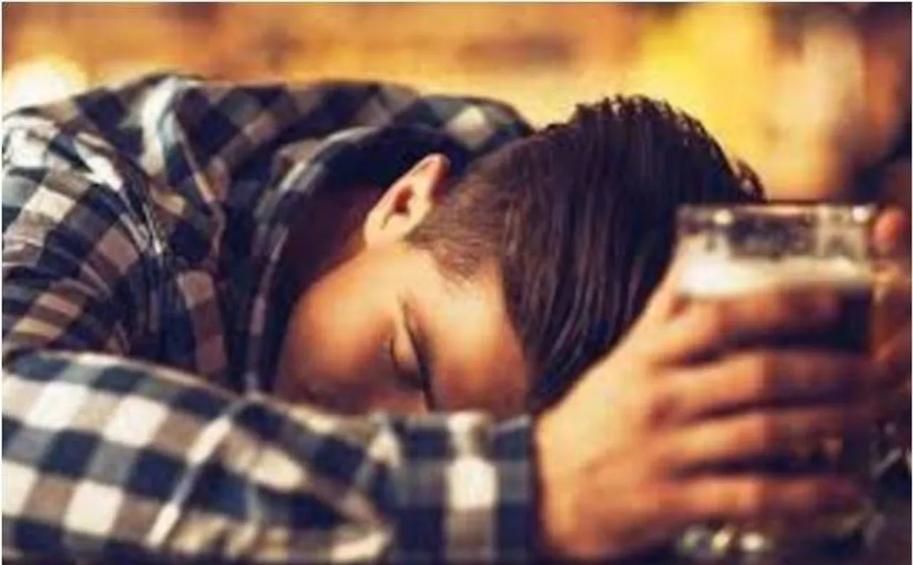 आस्ट्रेलिया में घर में घुसा चोर शैंपेन पीकर सो गया इसके बाद जो हुआ...