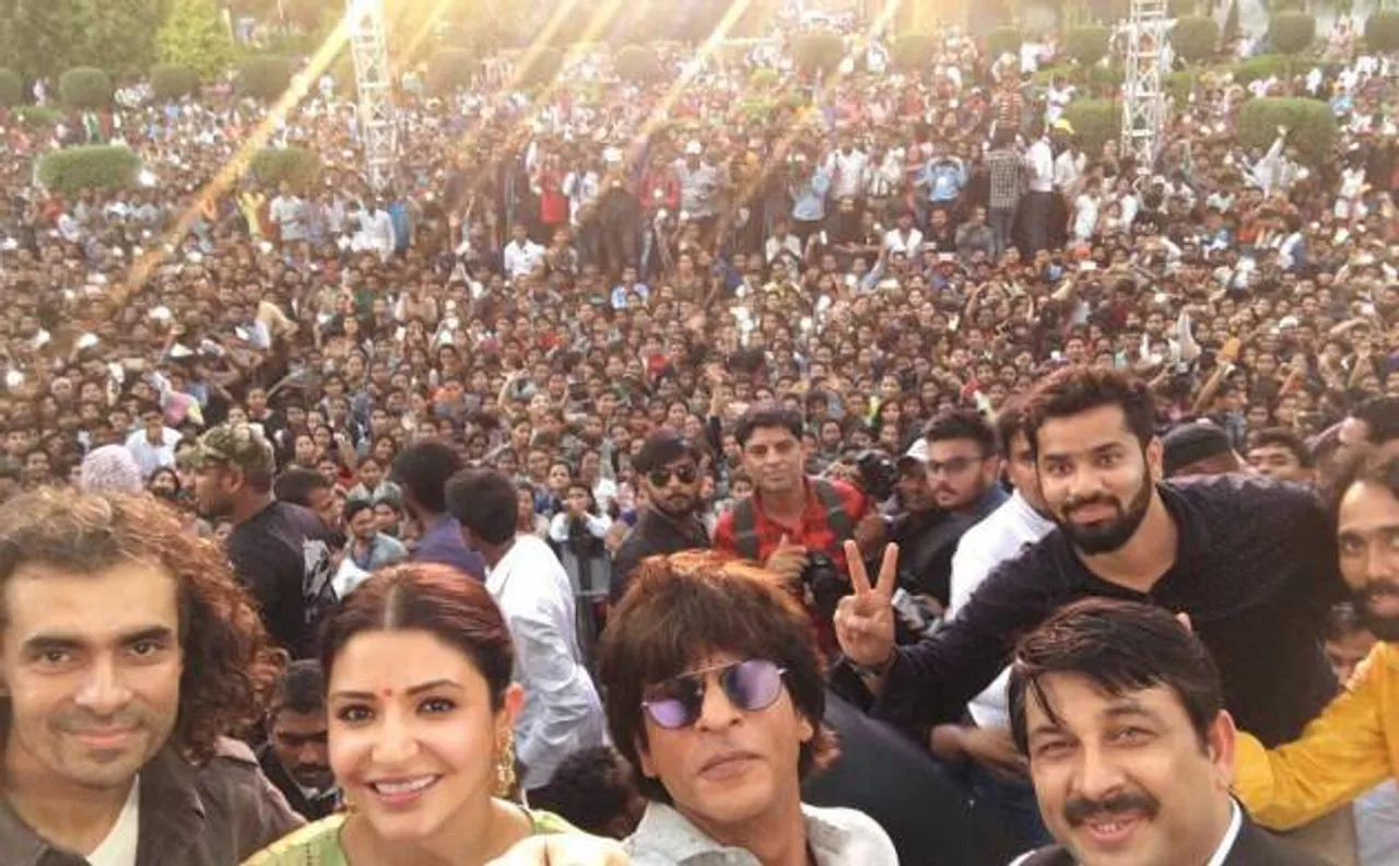 वीडियो: जब अनुष्का को रिझाने के लिए शाहरुख ने मनोज तिवारी की सलाह पर गाया 'इंडिया टॉप लागेलू'