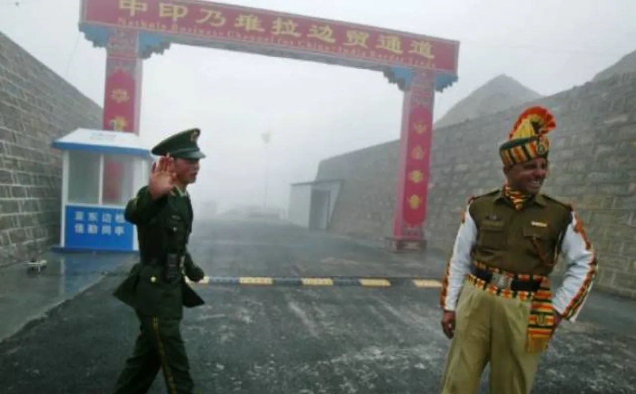 चीन ने भारत को डाकोला से बिना किसी शर्त सेना हटाने की दी चेतावनी