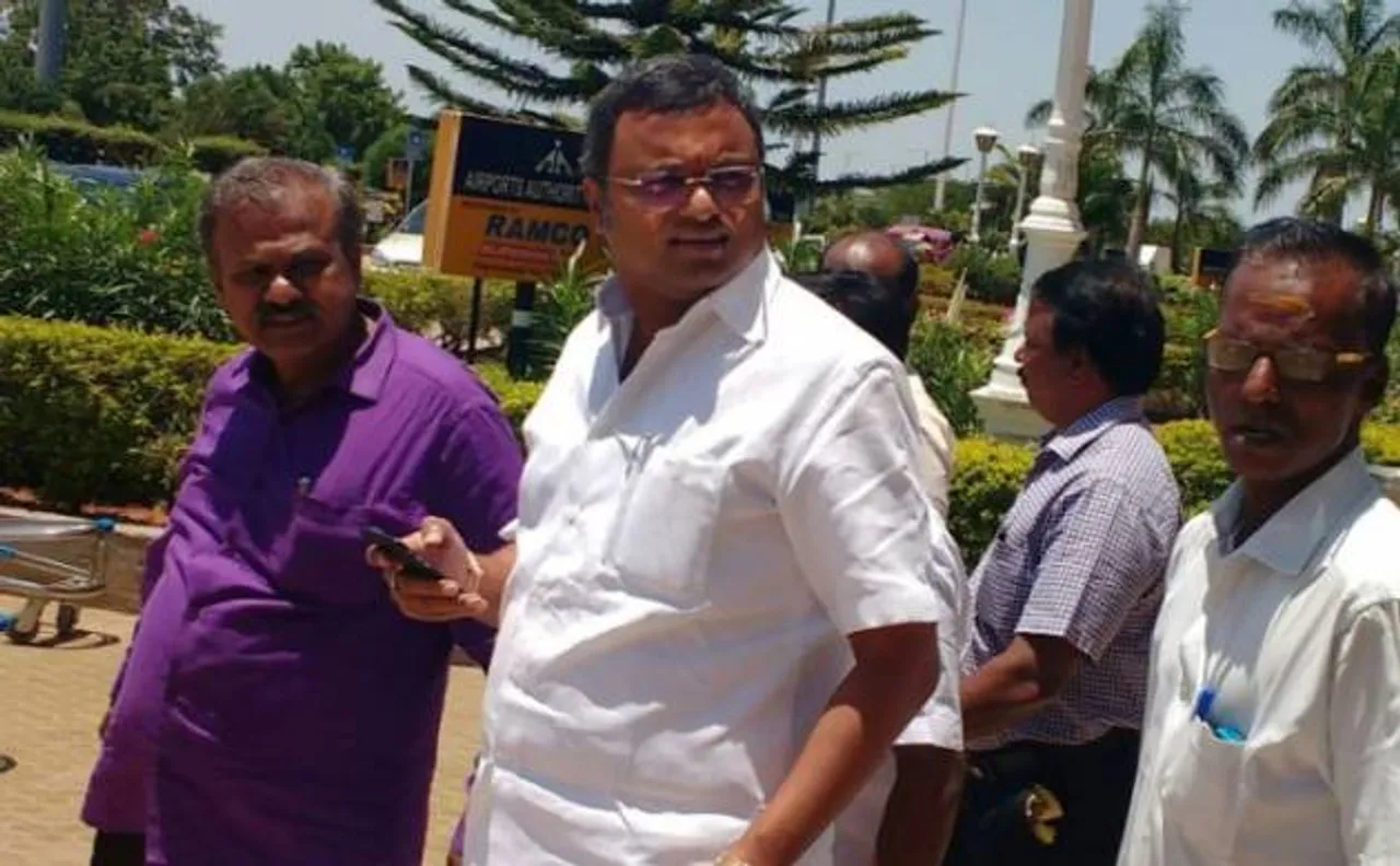 'लुक आउट' नोटिस के बाद मद्रास हाईकोर्ट पहुंचे कार्ती चिदंबरम, पूर्व वित्त मंत्री पी चिदंबरम के बेटे हैं कार्ती