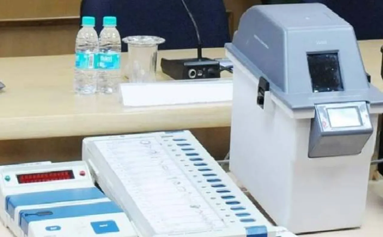 EC ने SC में कहा, 2019 लोकसभा चुनाव में होगा पेपर वाले EVM का इस्तेमाल