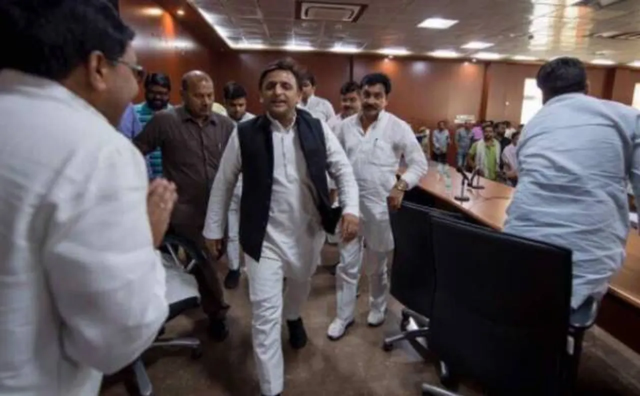 अखिलेश की मांग, आरक्षण जाति की आबादी पर हो निर्भर