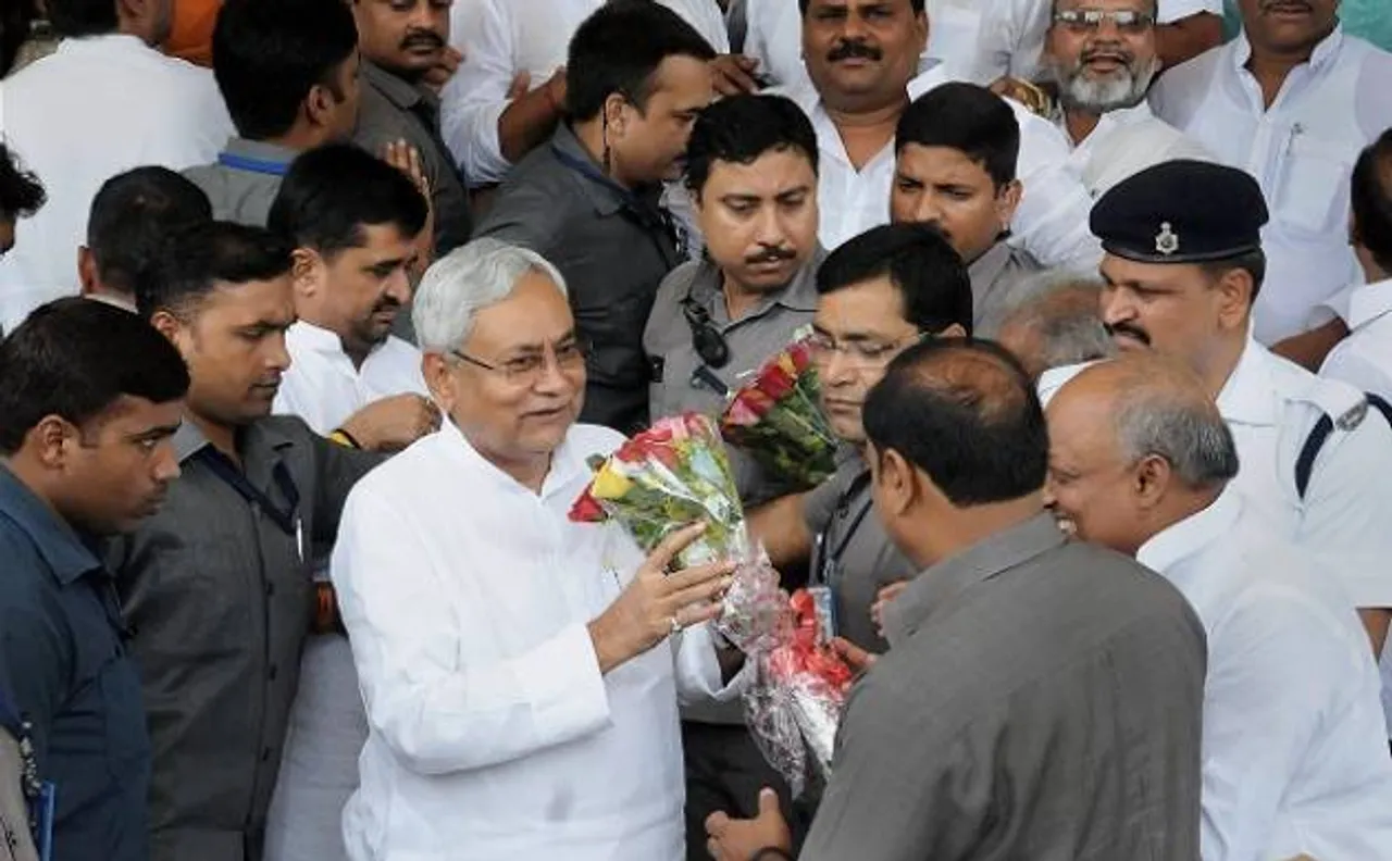 नीतीश की पार्टी बनी अहमद पटेल के लिए संजीवनी, JDU ने शरद यादव के करीबी को हटाया