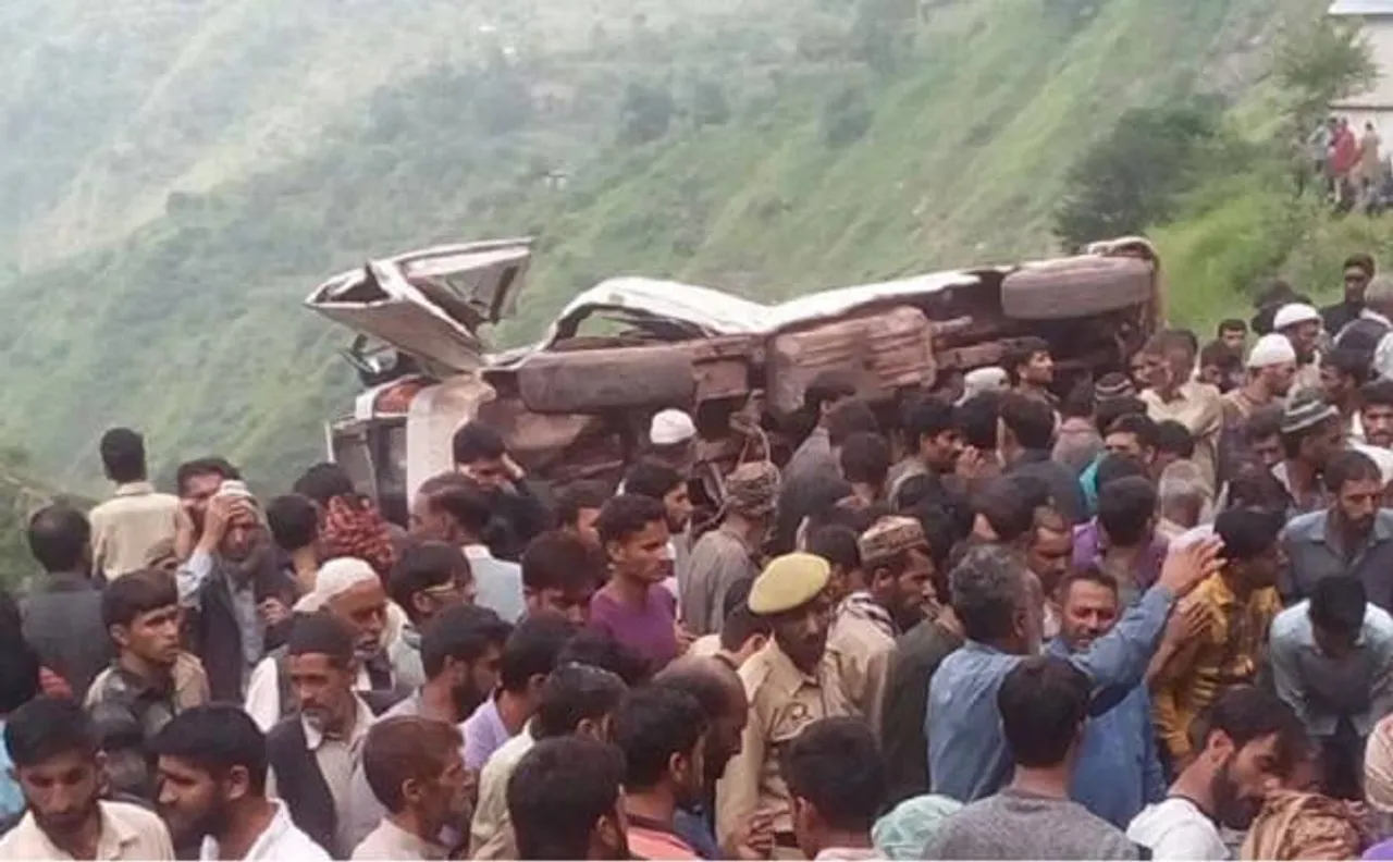 जम्मू-कश्मीर: 200 फीट गहरी खाई में गाड़ी गिरने से 10 लोगों की मौत, 15 घायल