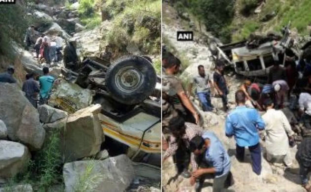 जम्मू-कश्मीर: खाई में गिरा वाहन, हादसे में 6 लोगों की मौत, 9 घायल