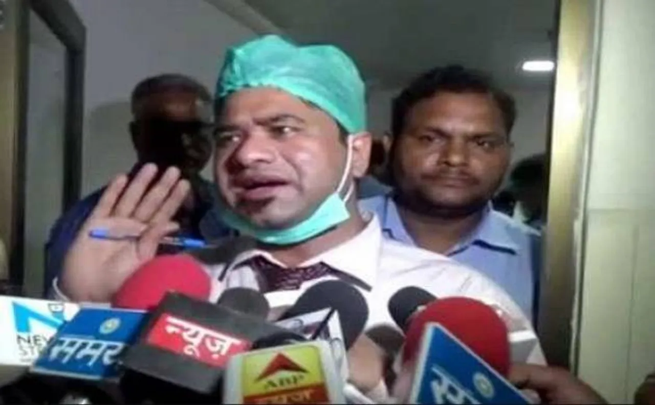 गोरखपुर हादसा: सोशल साइट्स पर 'मसीहा' बताए जाने वाले डॉक्टर कफ़ील लापरवाही के आरोप में हटाए गए