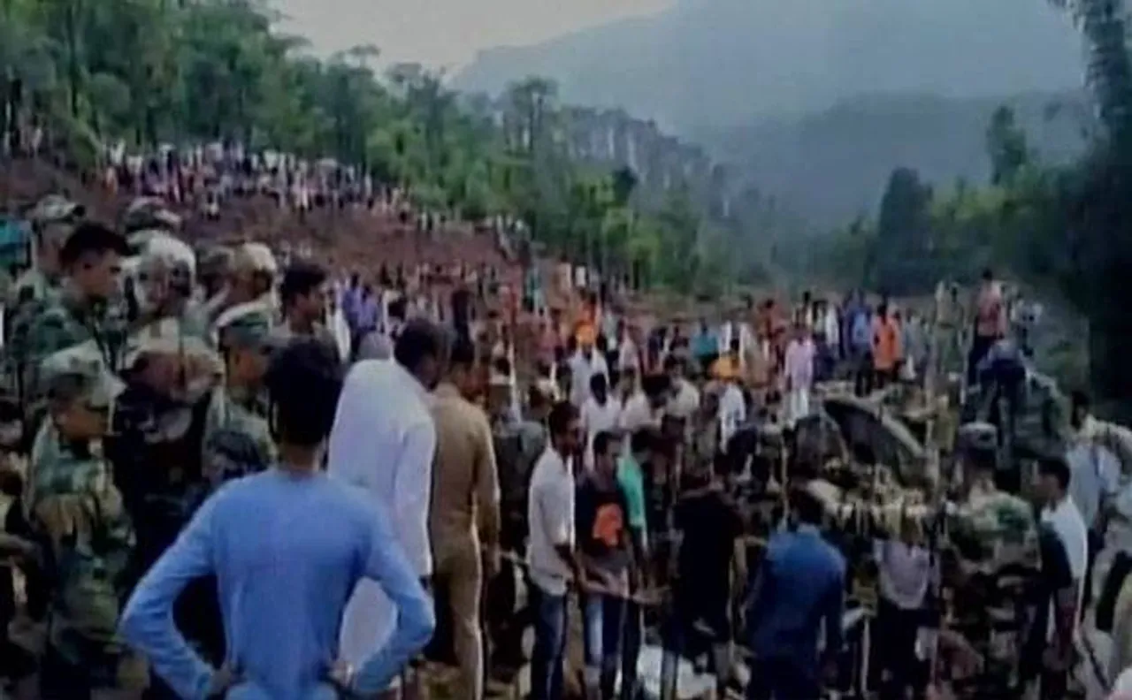 हिमाचल प्रदेश: मंडी में भूस्खलन, खाई में गिरी दो बसें, 46 शव बरामद किये गए