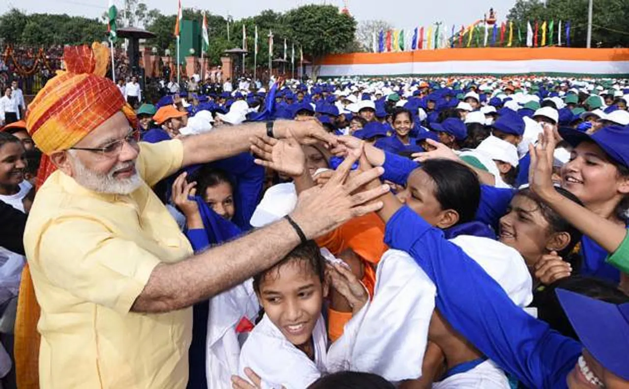 VIDEO: प्रोटोकॉल तोड़ बच्चों के बीच पहुंचे पीएम मोदी, हाथ मिलाने की लगी होड़