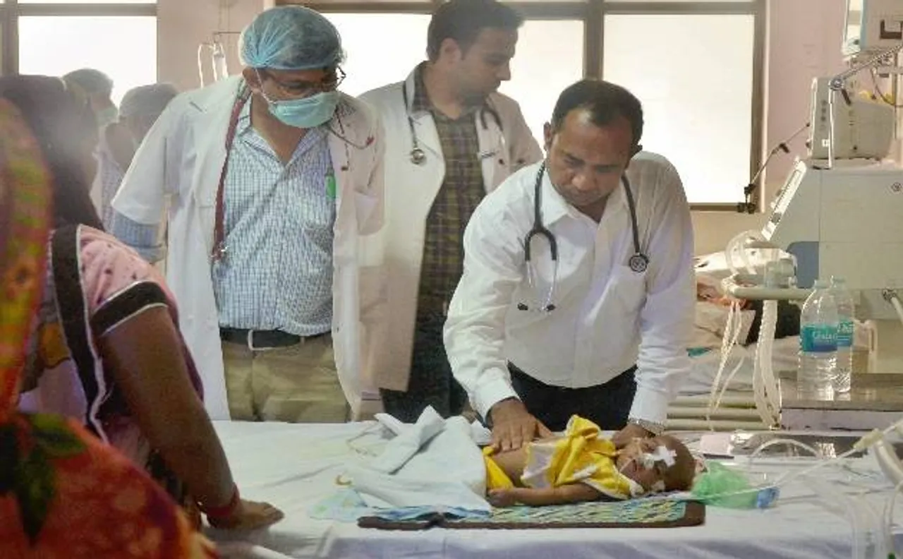 गोरखपुर हादसा: क्या ऑक्सीजन की कमी से ही हुई थी बच्चों की मौत? DM ने सौंपी रिपोर्ट