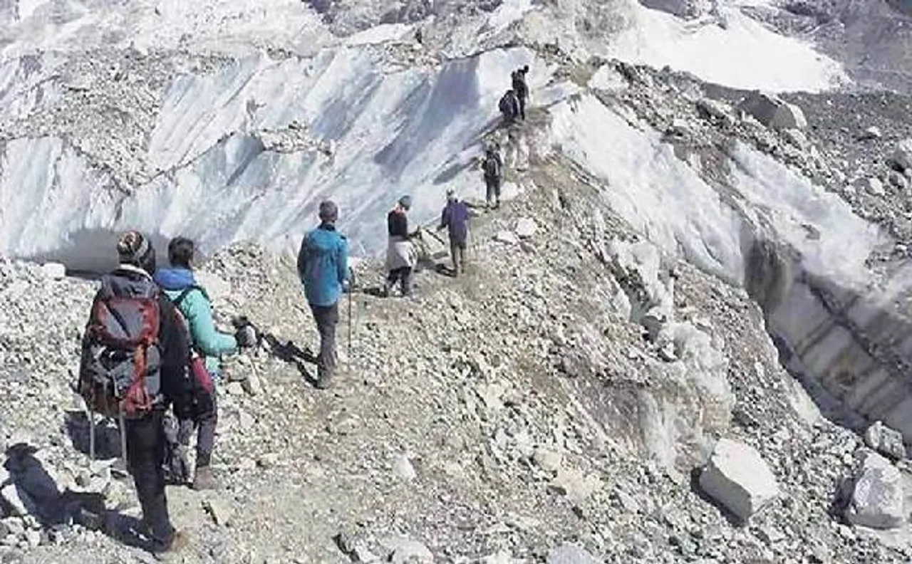कैलाश मानसरोवर यात्रा में बादल फटने से हालात बेकाबू, यात्रियों को किया एयरलिफ्ट