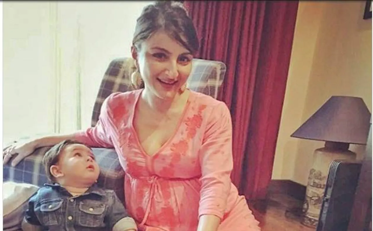 सोहा अली खान के Baby Shower में बुआ को देखते ही रह गए नन्हें तैमूर