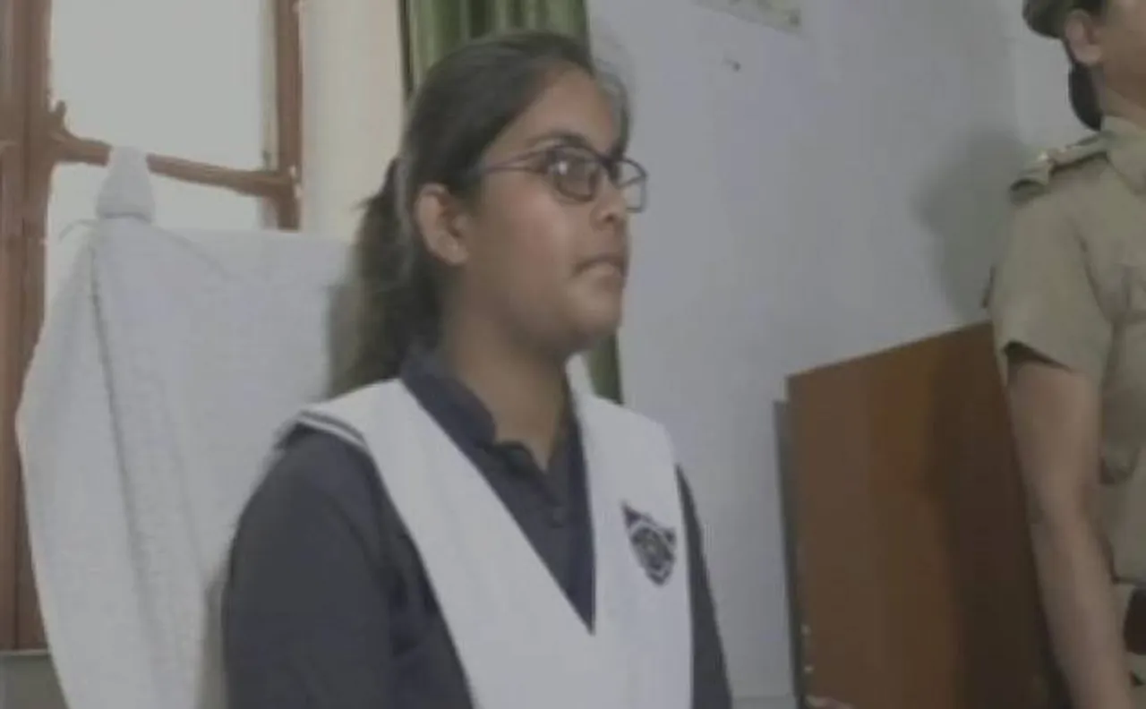 इलाहाबाद: यूपी पुलिस की अनोखी पहल, 10वीं की छात्रा एक दिन के लिए बनी SHO