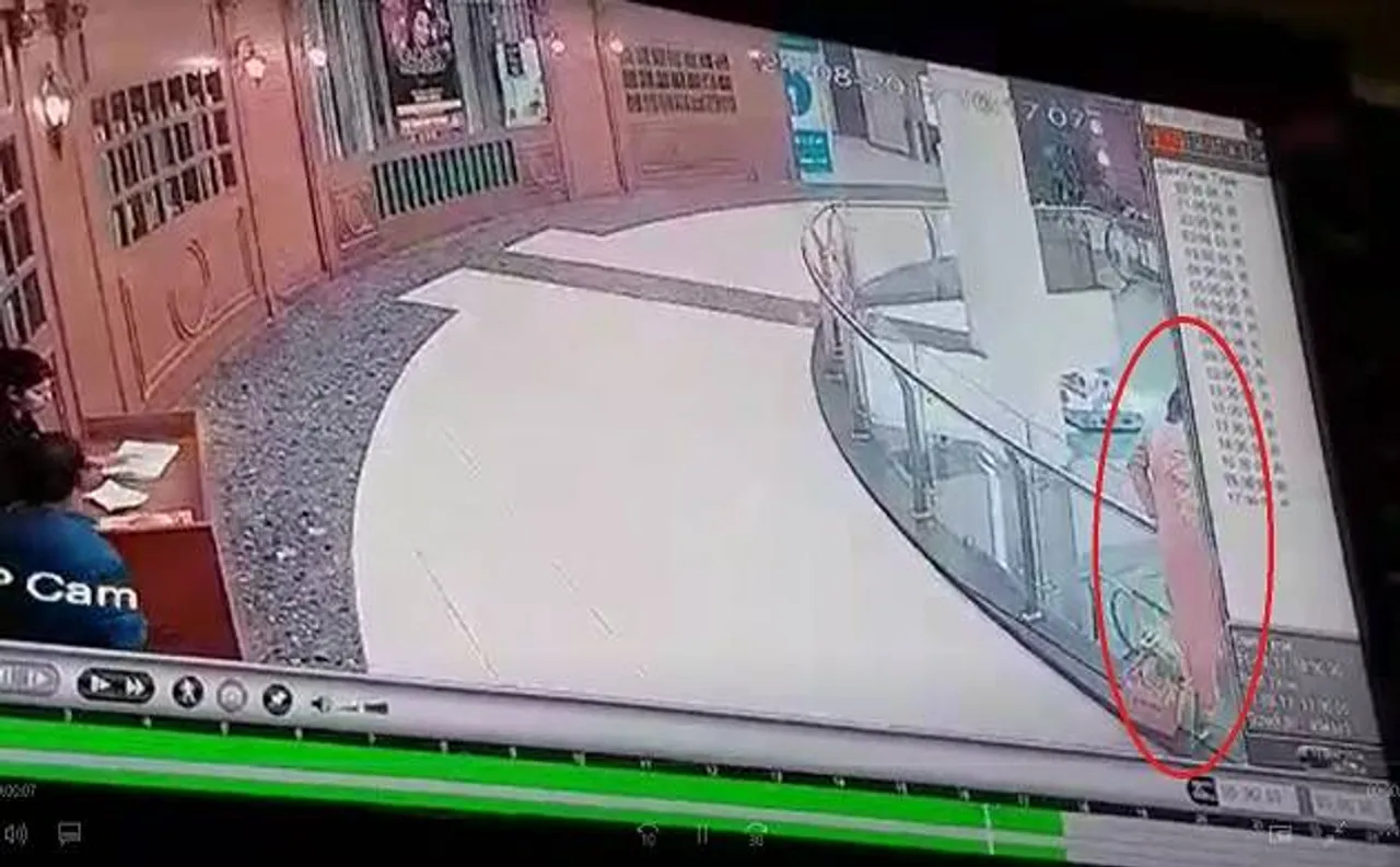 VIDEO: भोपाल के डीबी मॉल में फोन पर बात करते हुए अचानक दूसरी मंजिल से कूदी महिला, मौत