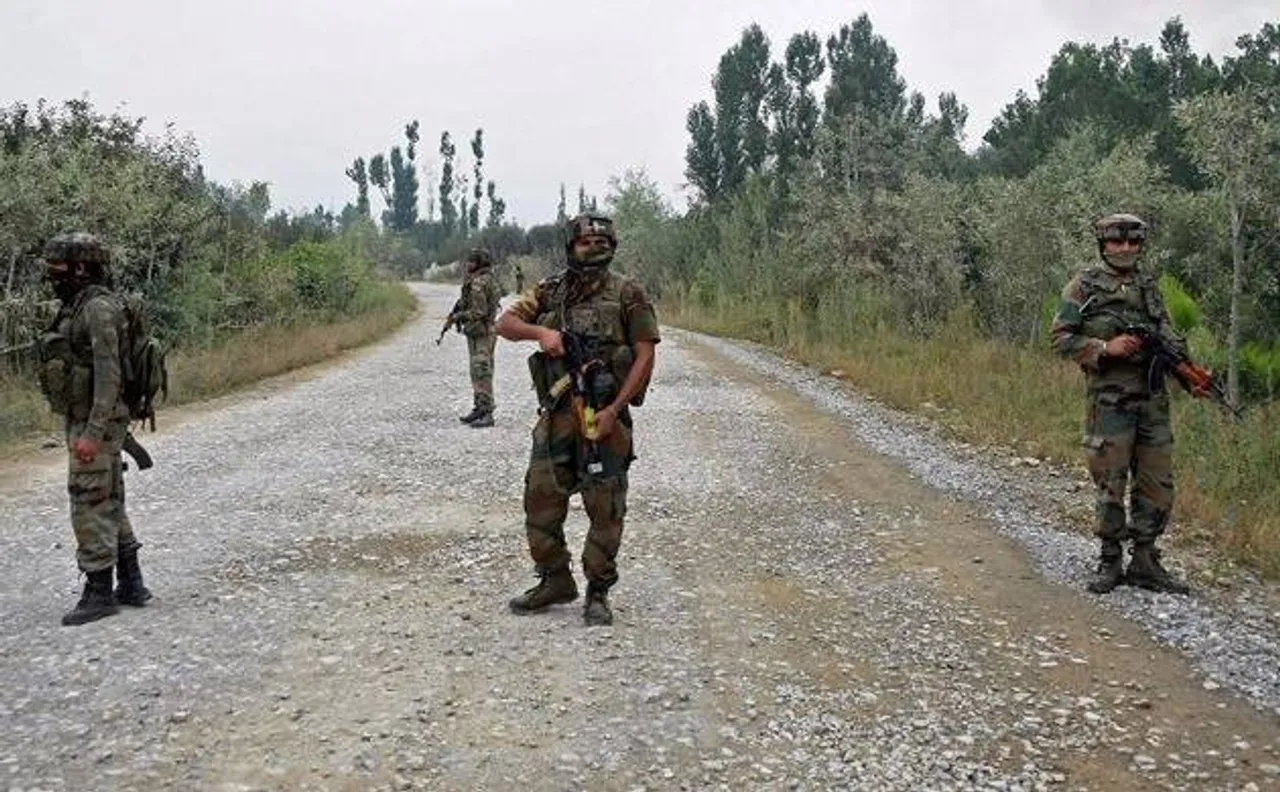 जम्मू-कश्मीर के पुलवामा में फिदायीन हमला, 8 जवान शहीद, 3 आतंकी ढेर, जैश-ए-मोहम्मद ने ली जिम्मेदारी