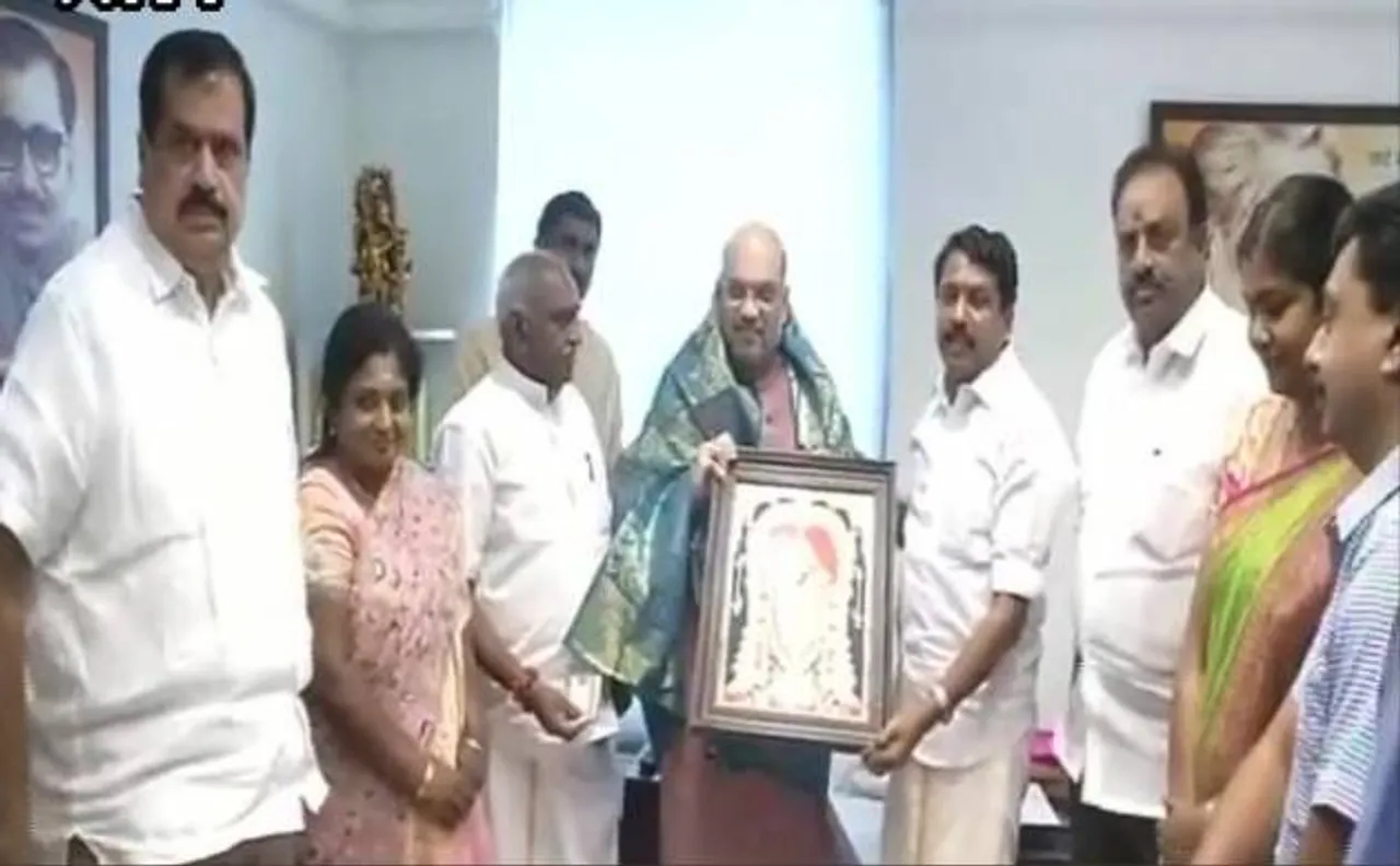 AIADMK को झटका, अमित शाह की मौजूदगी में बीजेपी में शामिल हुए पार्टी के 15 नेता