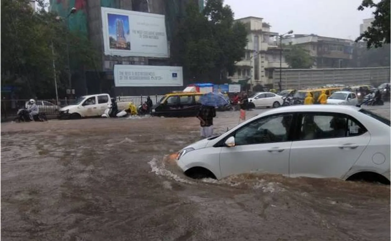 मुबंई बारिश: देवेंद्र फडणवीस का आदेश टोल नाको पर नहीं लगेगा टैक्स