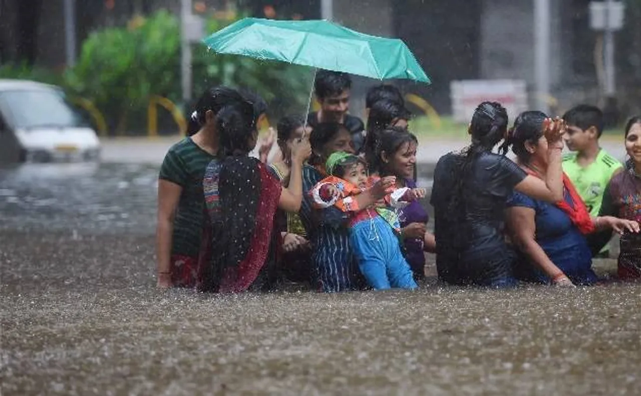 बारिश के बाद लोगों ने की BMC की धुलाई, ट्विटर पर मदद के लिए आगे आए मुंबईकर