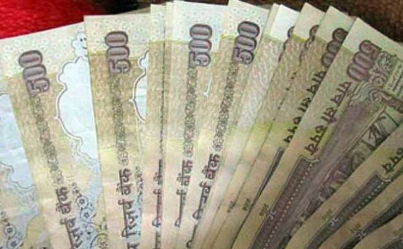 उप्र : पूर्व मंत्री की गाड़ी से 30 लाख रुपये के पुराने नोट हुए बरामद