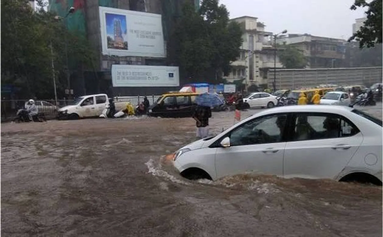 मुंबई की बारिश में फंसे फिल्मी सितारें, वीडियो में दिखाई हकीकत