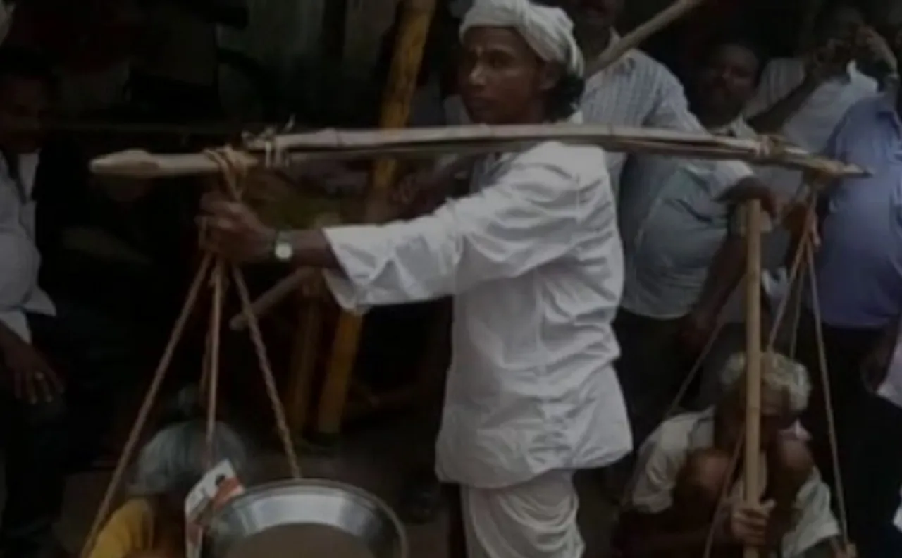 वीडियो: अोडिशा का आदिवासी युवक श्रवण कुमार की तरह मां-बाप को 40 किलो मीटर पैदल लेकर पहुंचा कोर्ट