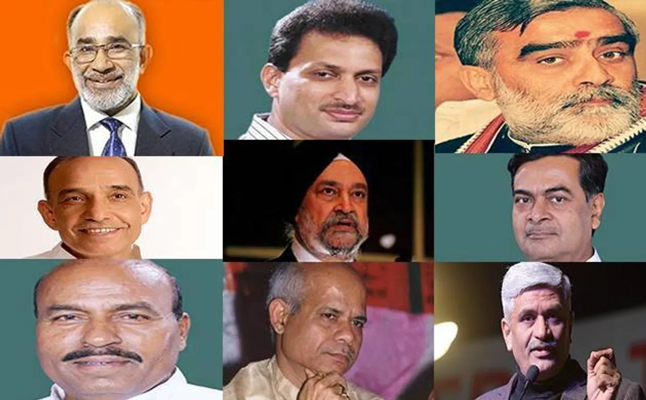 मंत्रिमंडल विस्तार : 3 मंत्रियों ने अंग्रेजी में, बाकी ने हिंदी में शपथ ली