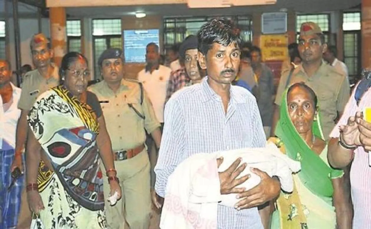 यूपी: फर्रुखाबाद में गोरखपुर जैसा हादसा, ऑक्सीजन की कमी से 49 बच्चों की मौत, CMO के खिलाफ FIR