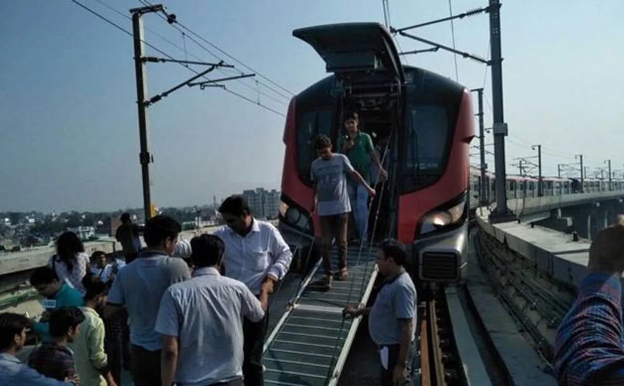 लखनऊ मेट्रो पहले दिन ही हुई ख़राब, यात्रियों का क्रेज हुआ स्वाहा