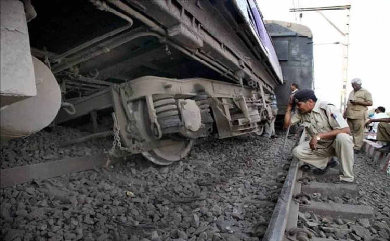 दिल्ली रेलवे स्टेशन पर फिर पटरी से उतरी रेल, टला बड़ा हादसा
