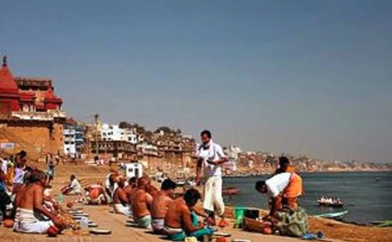 वाराणसी: जन्म से पहले मार दी गयी बेटियों का पिंड दान