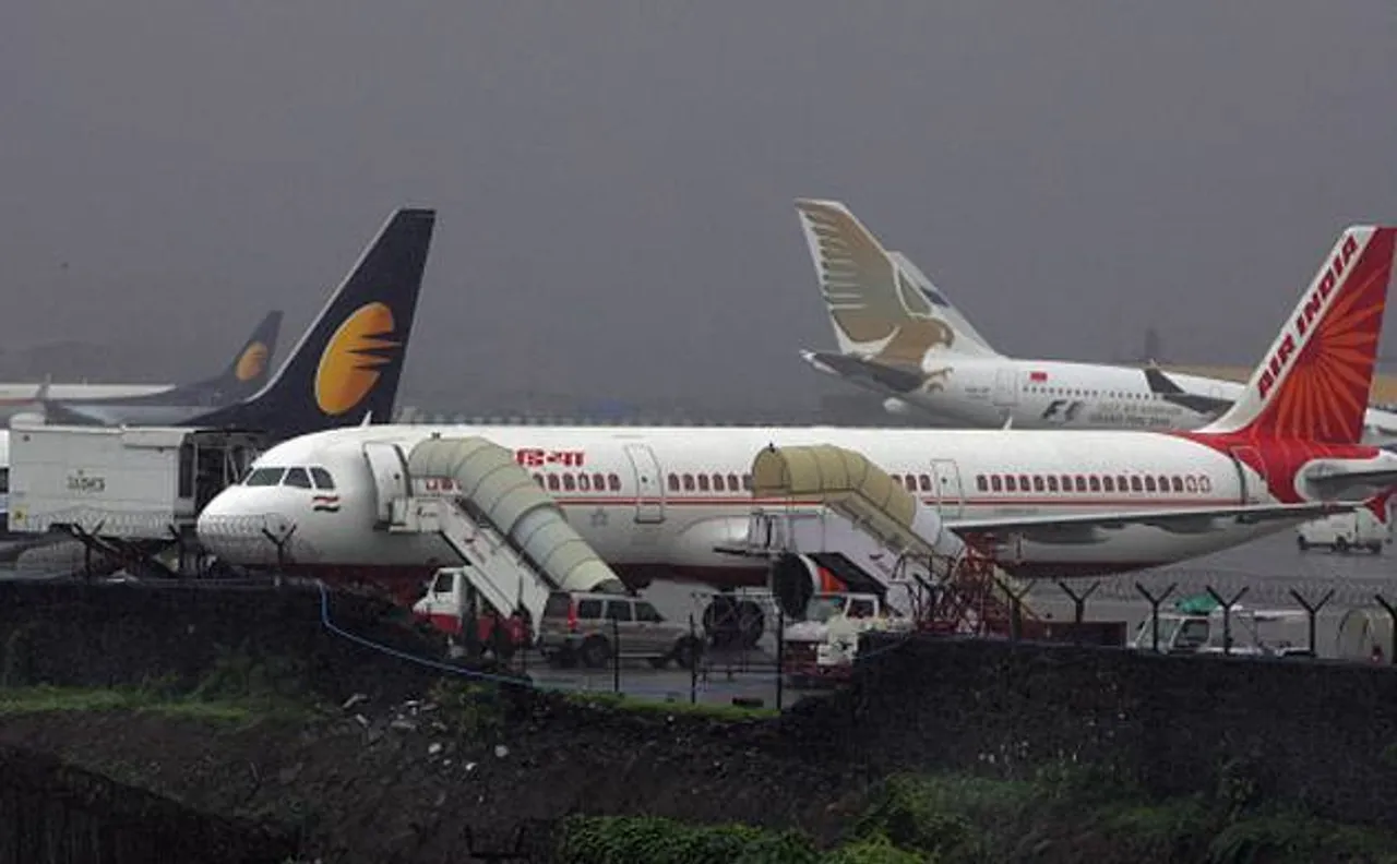एयर इंडिया के विमान ने खड़े ट्रक को मारी टक्कर, एक तरफ का इंजन क्षतिग्रस्त