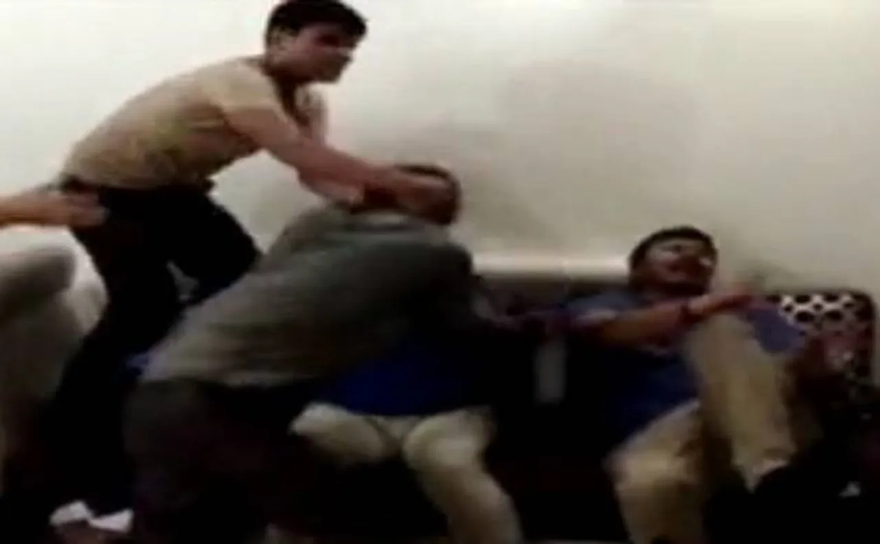 दिल्ली: फर्जी इनकम टैक्स अधिकारी पहुंचे छापा मारने, लोगों ने की जमकर धुनाई