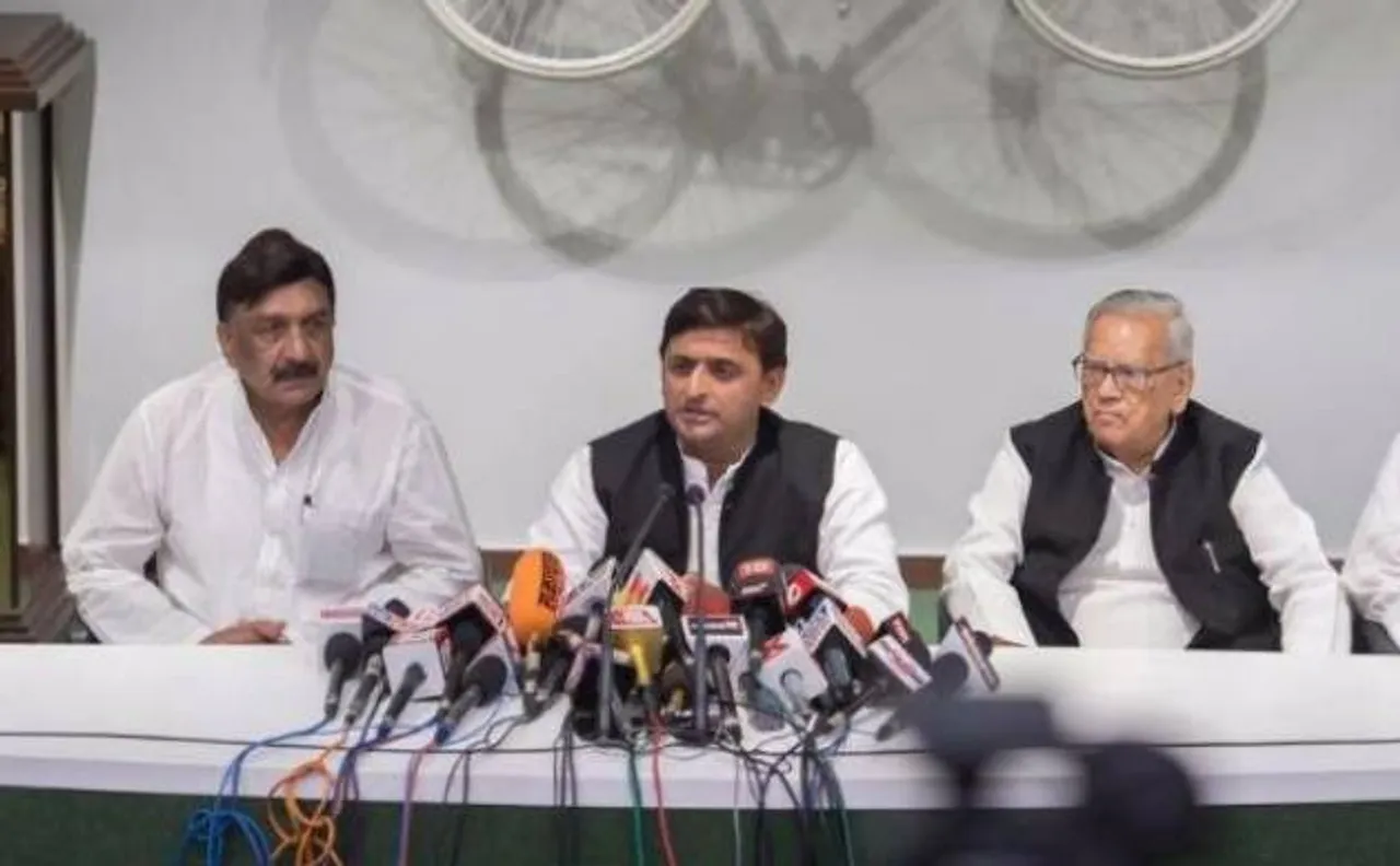 बढ़ती पेट्रोल की कीमतों पर अखिलेश का तंज, क्या टू व्हीलरवालों की तरह सब सिलेंडर वाले भी अमीर हैं?