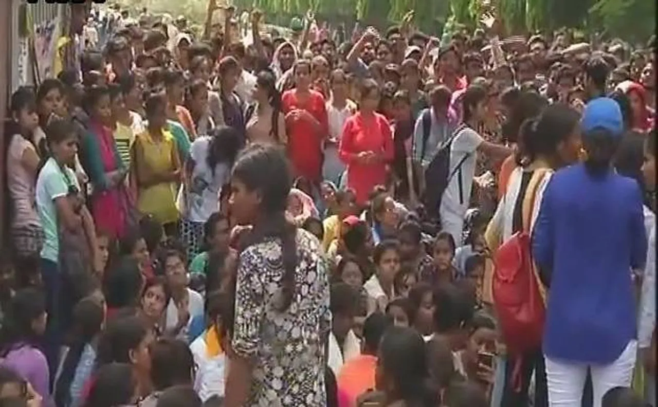 पीएम मोदी के वाराणसी दौरे से पहले BHU छात्राओं ने छेड़खानी के विरोध में मुंडवाया सिर