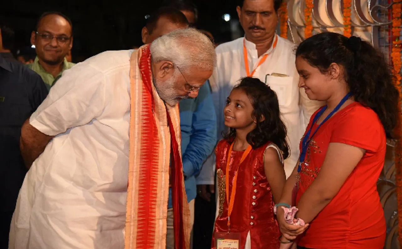 वाराणसी दौरे पर पीएम मोदी की नन्हीं 'हीरल' से मुलाकात, स्वच्छता अभियान मिशन में है शामिल